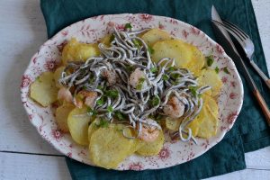 Receta Salteado de patatas con gulas y gambas